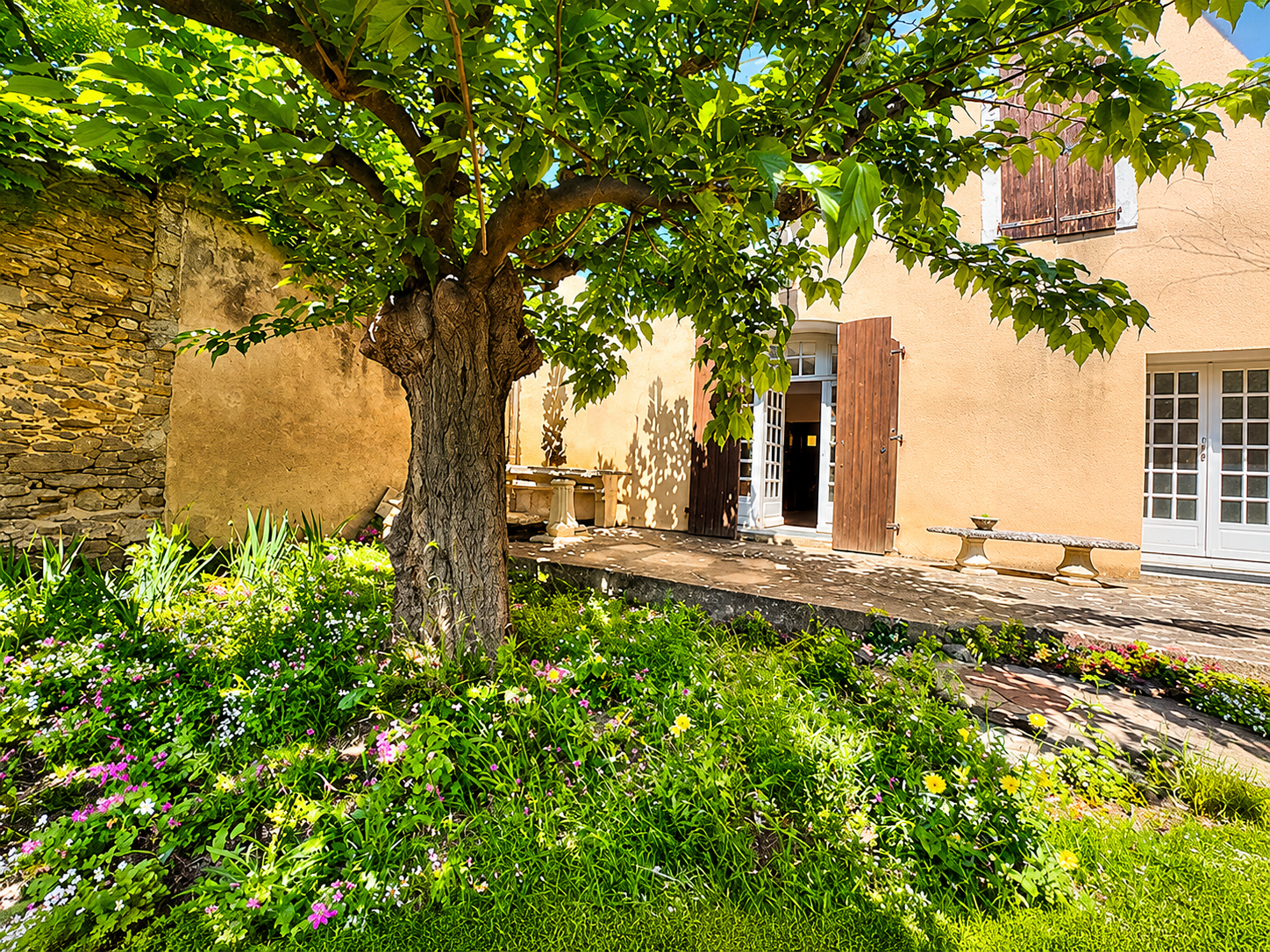 Maison de maitre avec jardin et grand garage
