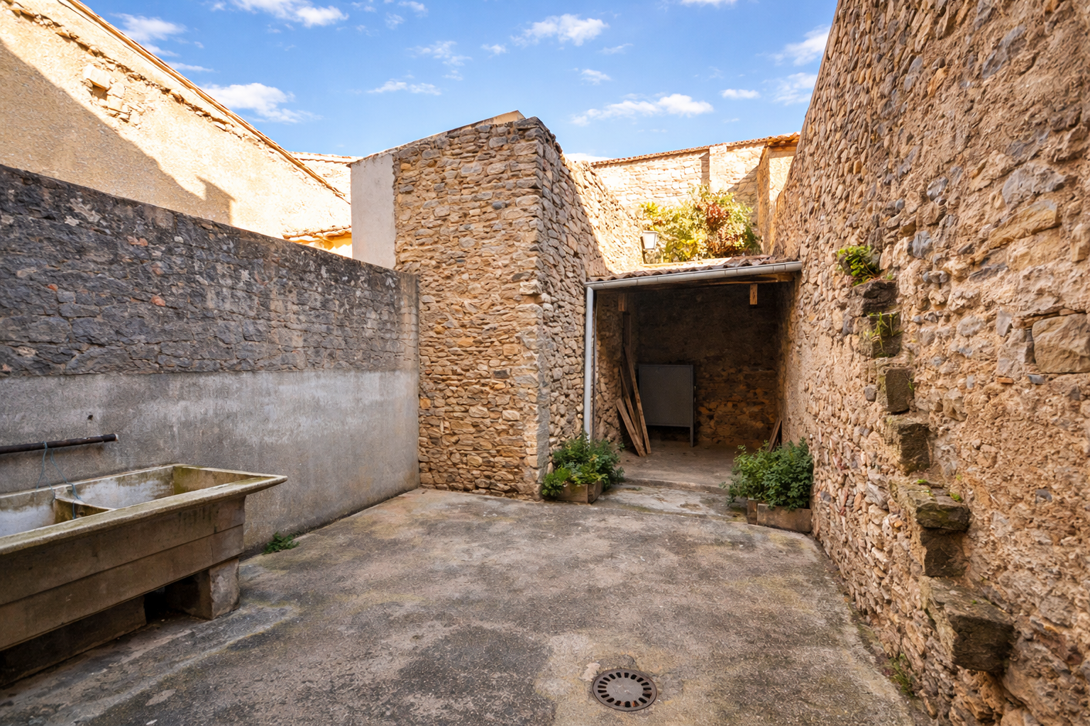 Maison de village avec cour