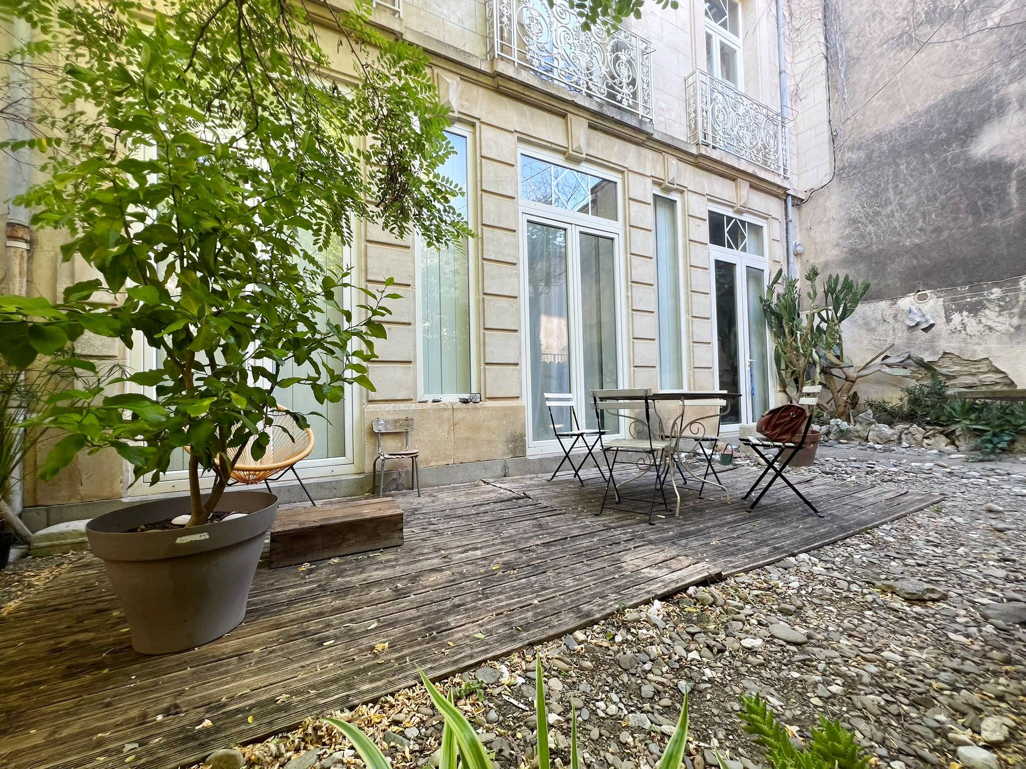 Ancienne annexe du château   Maison de caractère avec cour