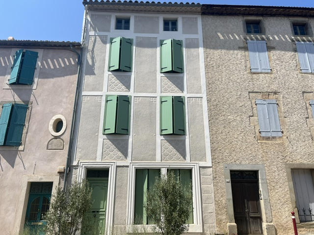Maison de village avec cour grande terrasse et garage
