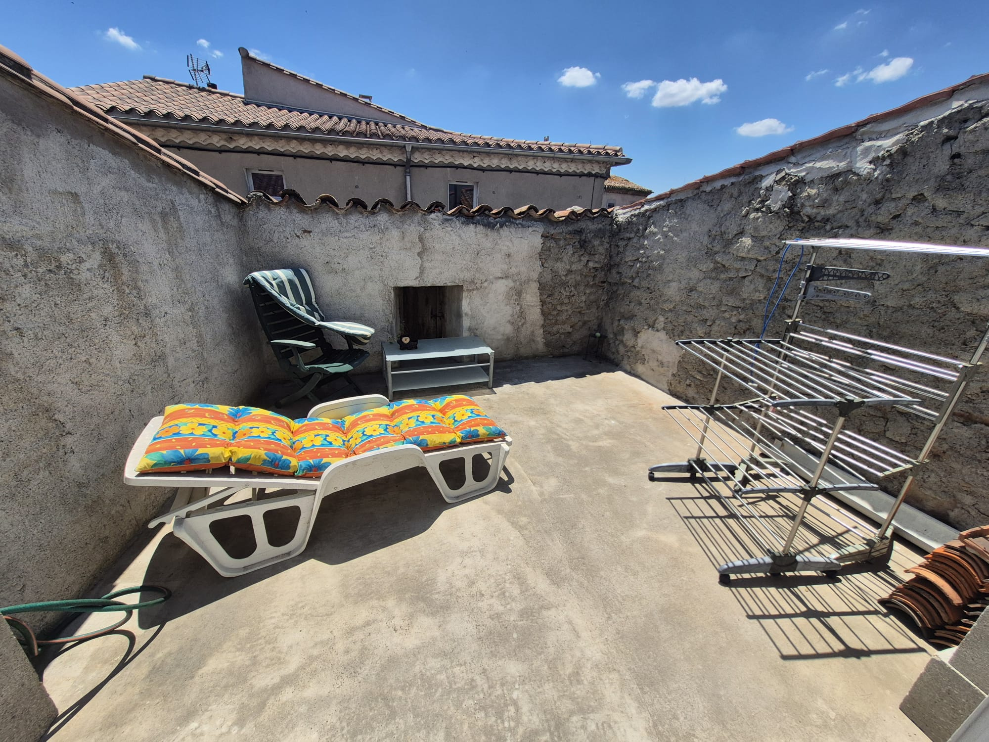 Maison de village avec garage de 43 m2, grenier aménageable et terrasse   Fort potentiel