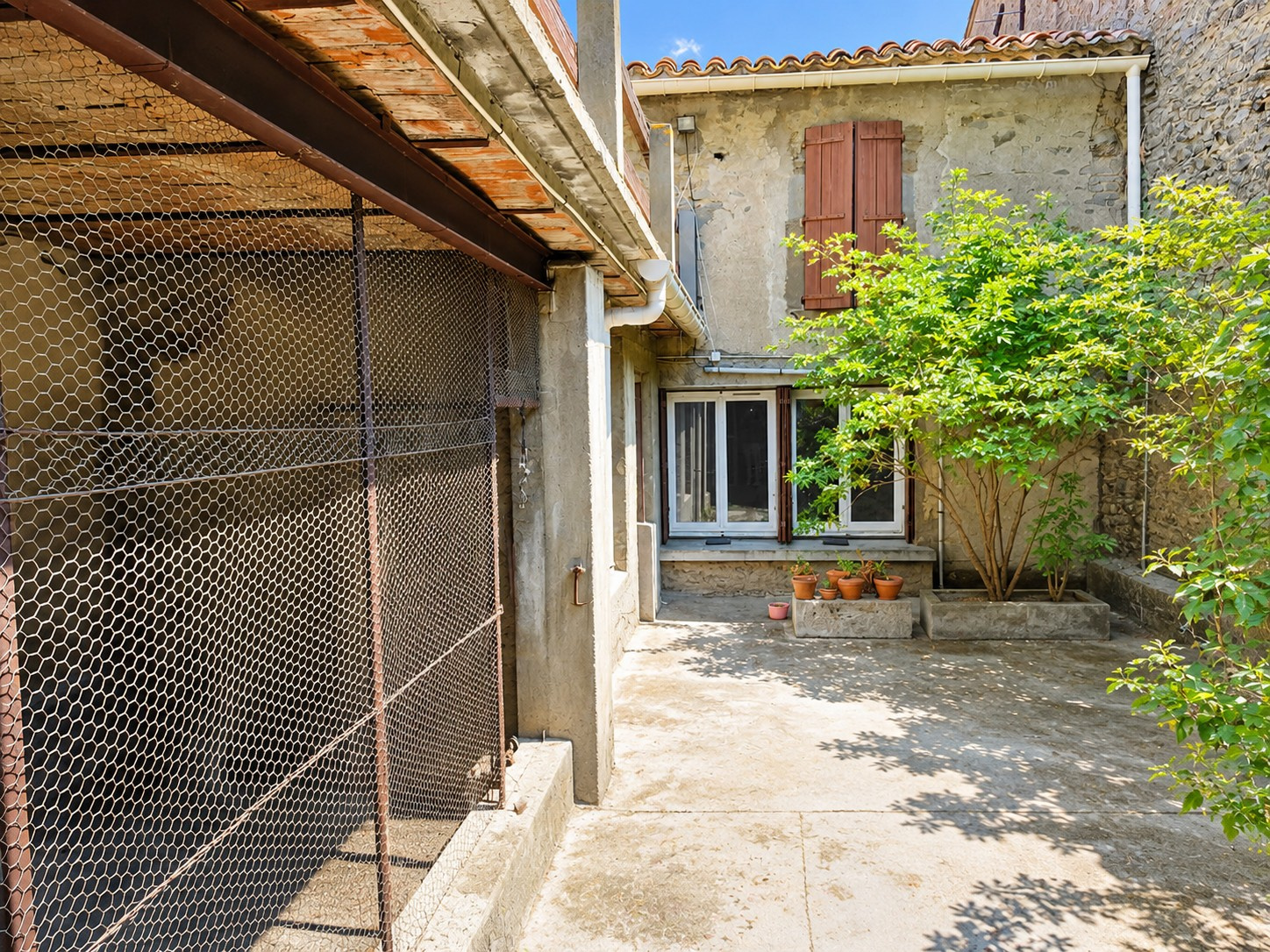 Maison de village avec cour, terrasse et immense garage   Azille (11700)   145 m2 habitables